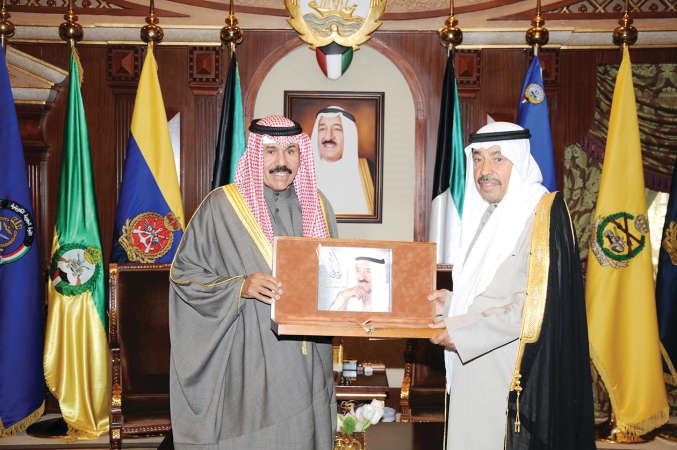 سمو ولي العهد يتسلم كتابا من عبدالعزيز سعود البابطين