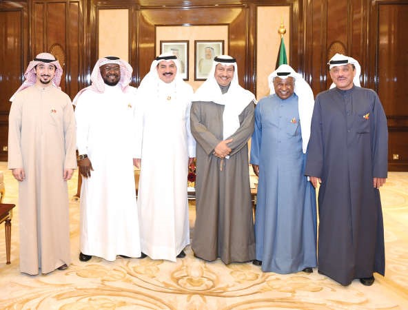 سمو الشيخ جابر المبارك مستقبلا عبدالله المعيوف واعضاء الوفد الشعبي الرياضي﻿