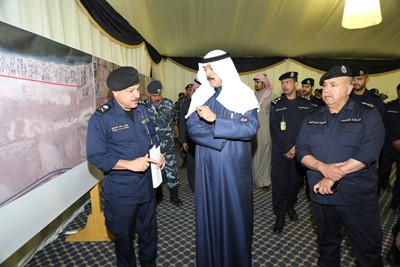 الشيخ محمد الخالد يستمع الى شرح حول الخطة الامنية