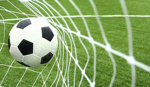 بالفيديو.. حارس لبناني يرتكب أغرب خطأ في عالم كرة القدم! 