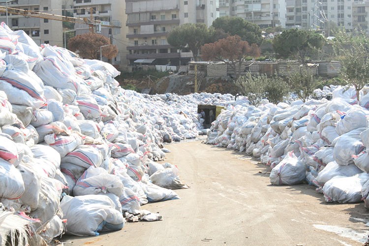 صور صادمة.. أطول "طابور" نفايات فقط في لبنان!