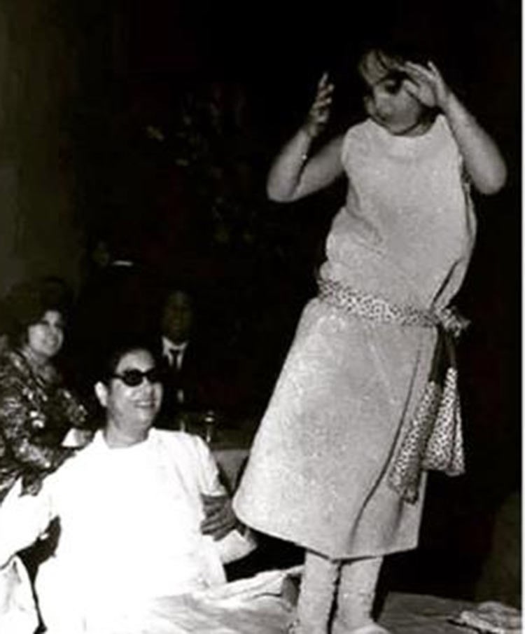 نشرت الفنانة المصرية شيريهان في صفحتها الخاصة على انستاغرام صورة لها وهي طفلة وترقص امام ام كلثوم في حضرة عبد الحليم حافظ ومحمد عبد الوهاب، معلقة اخذت ربطة عنق موسيقار الاجيال رائد من رواد الموسيقى العربية محمد عبد الوهاب وحملتني ووضعتني على طاولتها في عرس اخي عمر خورشيد، وربطت لي الرباط الحرير ونظرت لي وبدات تصفق بدون موسيقى وانا انظر لها وللق