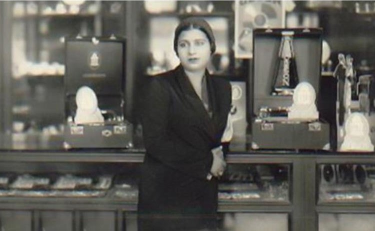 تداول مستخدمو مواقع التواصل الاجتماعي، صورة للست ام كلثوم خلال زيارتها الاولى لحلب عام 1931، وهي تتسوق في متجر شاهين، وخلفها بعض الاثار والاكسسوارات