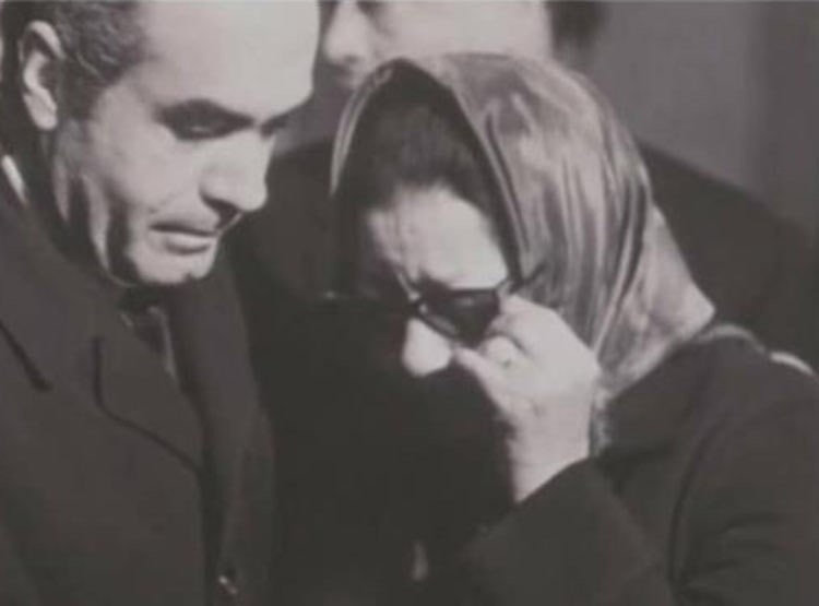 بعد ان وصلت الى موسكو لاحياء اربع حفلات في الاتحاد السوفييتي عام 1970، تلقت ام كلثوم خبر وفاة جمال عبد الناصر وتبين الصورة كوكب الشرق تبكي عبد الناصر امام مراد غالب، سفير مصر في الاتحاد السوفييتي