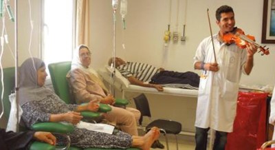 أطبّاء تونسيون يؤسّسون فرقةً موسيقيّة داخل المستشفى.. لتخفيف آلام مرضاهم