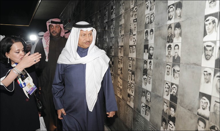 سمو رئيس الوزراء الشيخ جابر المبارك يستمع لشرح المدير العام لمكتب الشهيد فاطمة الاميرحول لوحة الشهداء في حديقة الشهيد