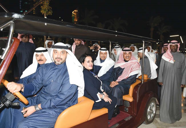 سمو رئيس الوزراء الشيخ جابر المبارك والشيخ صباح الخالد والشيخ محمد الخالد والشيخ محمد العبد الله وفاطمة الامير خلال الجولة