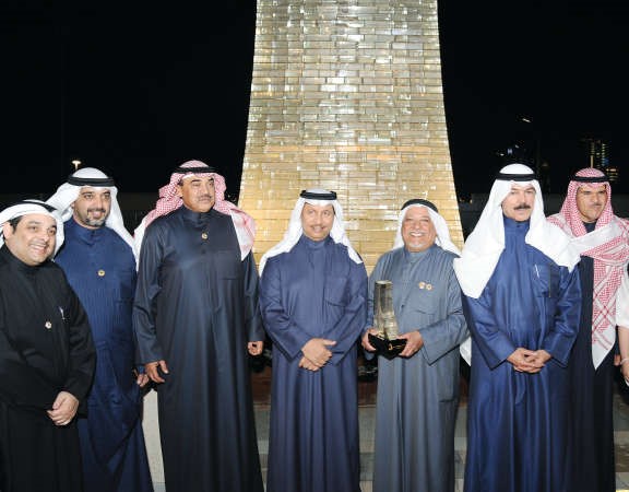 سمو رئيس الوزراء الشيخ جابر المبارك والشيخ صباح الخالد والشيخ محمد الخالد والشيخ سلمان الحمود والشيخ علي الجراح والشيخ محمد العبدالله ويعقوب الصانع خلال الجولة في حديقة الشهيد