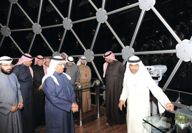 سمو الشيخ جابر المبارك خلال جولته في الابراج