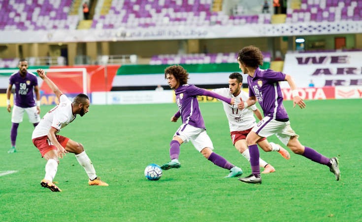 لاعب العين عمر عبدالرحمن يحاول المرور من مدافعي الجيش