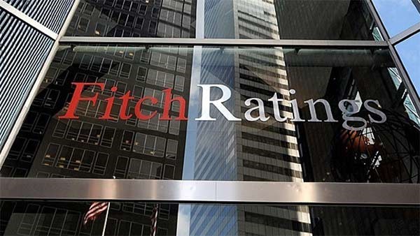 «فيتش» تخفض توقعاتها لأسعار النفط