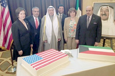 القنصل العام عبداللطيف علي اليحيا مع بعض الحضور لدى قطع كعكة الاحتفال في قنصليتنا بلوس انجيليس