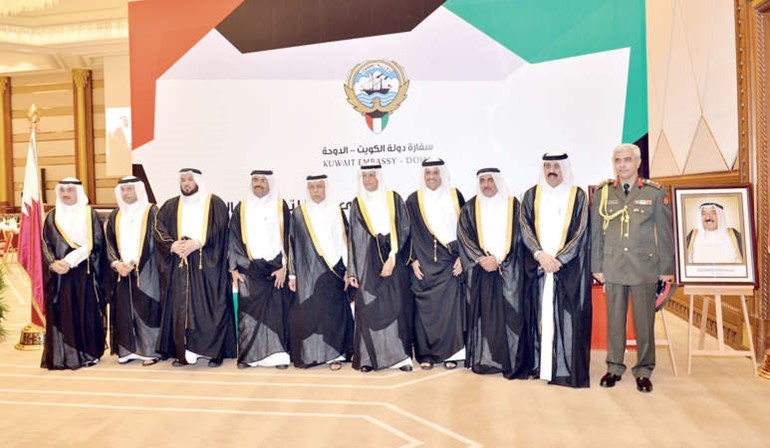 السفير متعب المطوطح متوسطا عددا من الحضور خلال احتفال سفارتنا في قطر بالاعياد الوطنية﻿