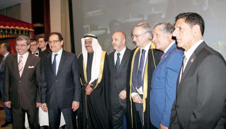د سليمان الحربي ووزير الدولة للشؤون الخارجية اغناسيو ايبانيز وعدد من السفراء العرب لدى قطع كعكة الحفل﻿