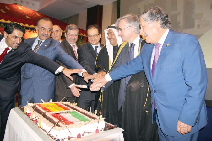 د سليمان الحربي ووزير الدولة للشؤون الخارجية اغناسيو ايبانيز وعدد من السفراء العرب لدى قطع كعكة الحفل﻿