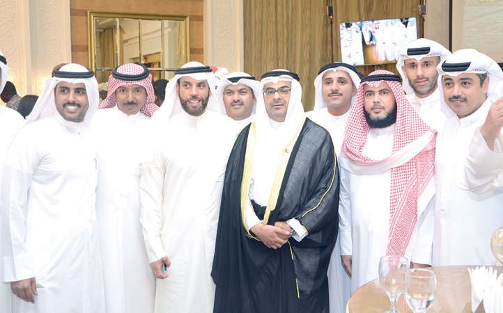 السفير طلال الهاجري مع عدد من الضباط الكويتيين المتواجدين بالخرطوم لدورة القادة والاركان ﻿