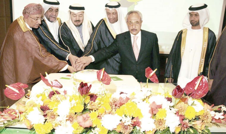 القنصل صالح الصقعبي لدى قطع كعكة الاحتفال بالاعياد الوطنية ﻿