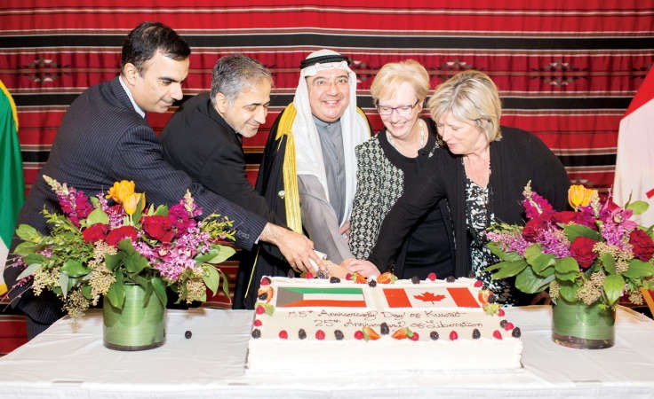 سفيرنا لدى كندا عبدالحميد الفيلكاوي ومساعد نائب وزير الخارجية الكندي لشؤون الشرق الاوسط الكسندرا بوكاليسكيس لدى قطع كعكة الحفل﻿