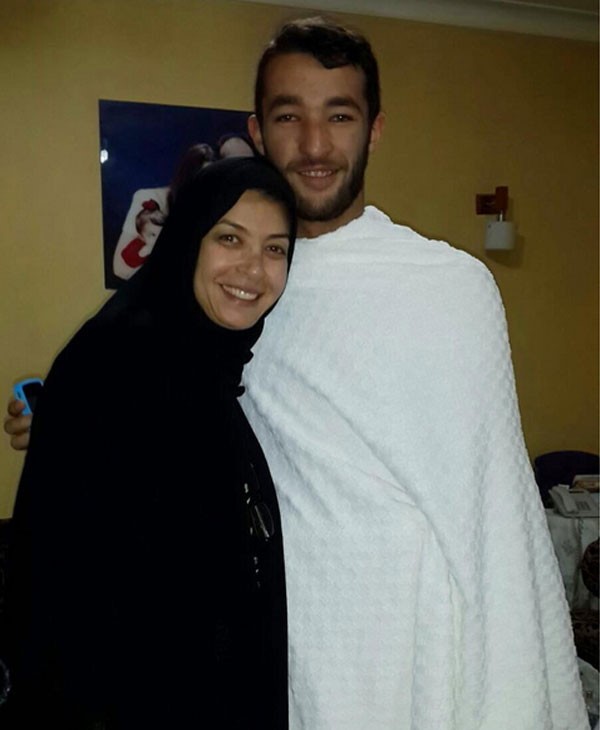 منال سلامة تكشف عن صور ابنها الشاب لأول مرة