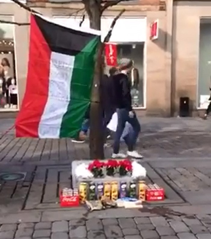 المواد الغذائية امام العلم الكويتي في قلب مانشستر