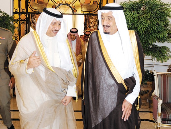 خادم الحرمين الشريفين الملك سلمان بن عبدالعزيز مستقبلا سمو الشيخ جابر المبارك في احدى المناسبات