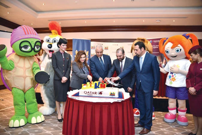 قطع كيكة الحفل