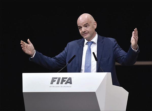 السويسري جاني انفانتينو متحدثا بعد تسلمه رئاسة فيفا افپ