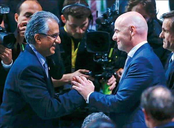 الشيخ سلمان بن ابراهيم مهنئا منافسه الفائز بالرئاسة رويترز