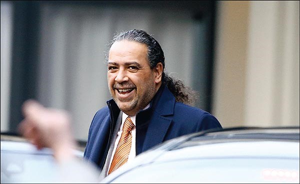 الشيخ احمد الفهد محط انظار عدسات المصورين في زيوريخ رويترز