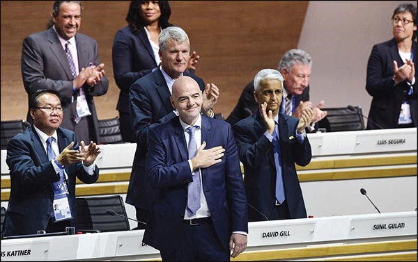 السويسري جاني انفانتينو موجها التحية لاعضاء كونغرس الفيفاافپ