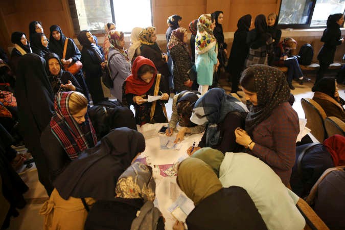 مجموعة من الناخبات خلال الاستعدادات للتصويت في الانتخابات التشريعية وانتخابات مجلس خبراء القيادة	 اپ﻿