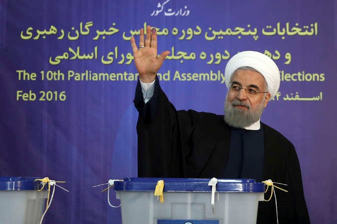 الرئيس الايراني حسن روحاني عقب الادلاء بصوته في الانتخابات البرلمانية ومجلس الخبراء في طهران ﻿