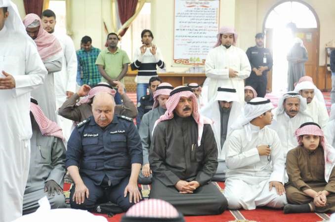 الخالد والفهد يؤديان صلاة الجنازة ﻿