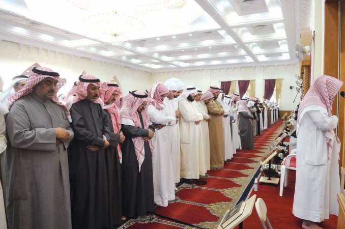 اداء صلاة الجنازة على الشهيد﻿