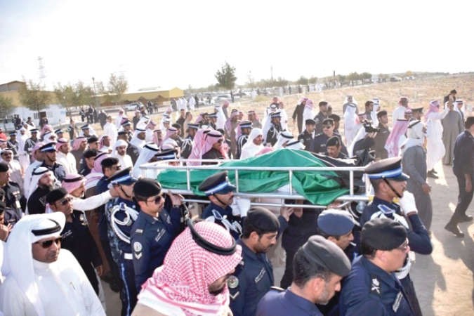 جثمان الشهيد محمولا على اعناق زملائه في الداخلية﻿