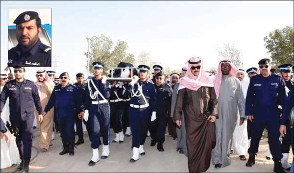 الشيخ محمد الخالد في مقدمة مشيعي جثمان الشهيد تركي العنزي في جنازة عسكرية وفي الاطار صورة الشهيد