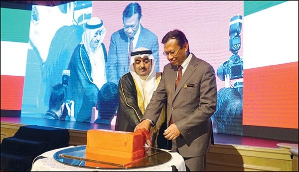سفير الكويت لدى ماليزيا سعد عبدالله العسعوسي مع وزير الزراعة والصناعة الزراعية احمد صبري شيك ممثلا عن الحكومة الماليزية خلال احتفال السفارة بالاعياد الوطنية