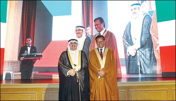 سفير الكويت لدى ماليزيا سعد عبدالله العسعوسي مع وزير الزراعة والصناعة الزراعية احمد صبري شيك ممثلا عن الحكومة الماليزية خلال احتفال السفارة بالاعياد الوطنية