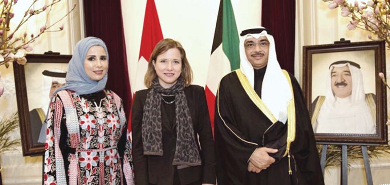 السفير بدر التنيب وعقيلته مع رئيسة البرلمان السويسرية كريستا ماركفالتر خلال الاحتفال