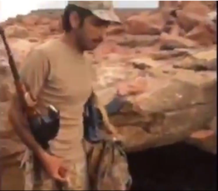 بالفيديو.. ضابط سعودي يقتل 3 حوثيين ويغنم أسلحتهم.. ومغردون يحتفون ببطولته