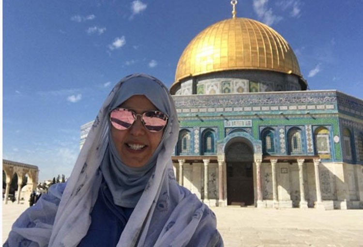 بالصور.. فجر السعيد تزور المسجد الأقصى وترتدي الحجاب