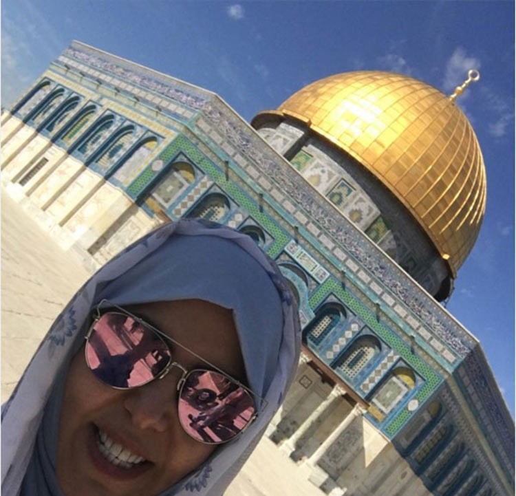 بالصور.. فجر السعيد تزور المسجد الأقصى وترتدي الحجاب
