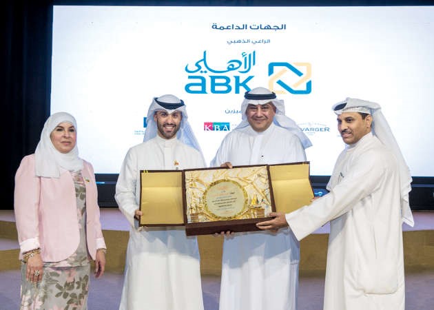 وكيل وزارة الشؤون الاجتماعية والعمل دمطر المطيري يكرم علي البغلي