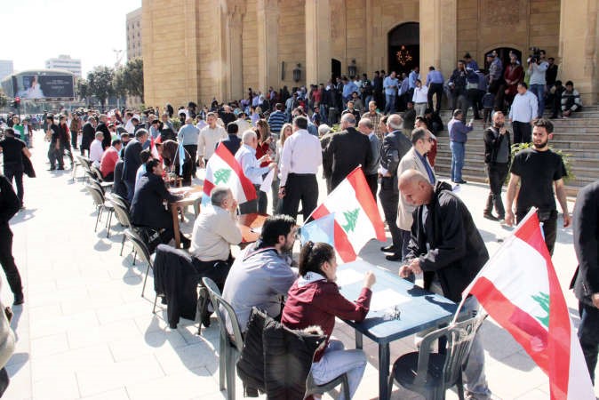 حملة تواقيع لتيار المستقبل امام جامع الامين بوسط بيروت تضامنا مع السعودية محمود الطويل