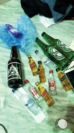 زجاجات الخمر التى ضبطت 
