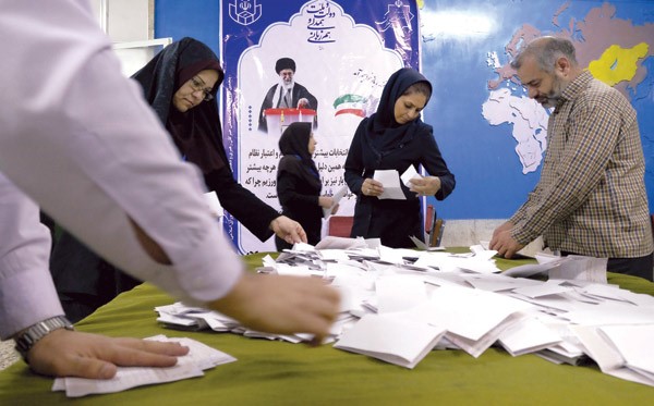 موظفون ايرانيون يبداون فرز الاصوات باحد المقار الانتخابية في طهران امسرويترز