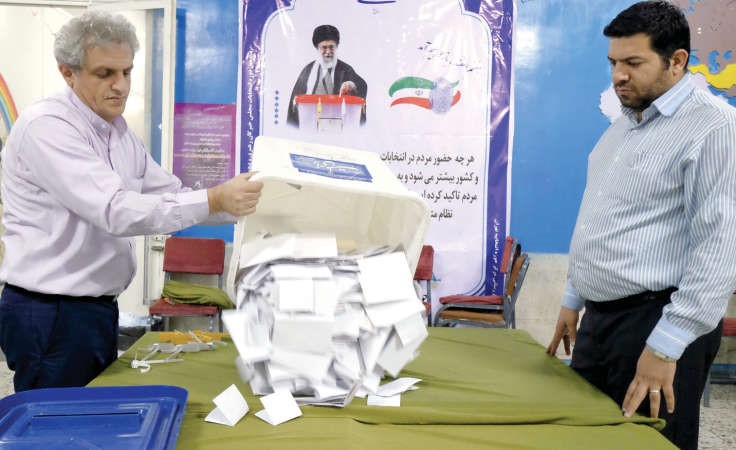 موظفان ايرانيانخلالفرز الاصوات في احد المقار الانتخابية بطهران امس رويترز