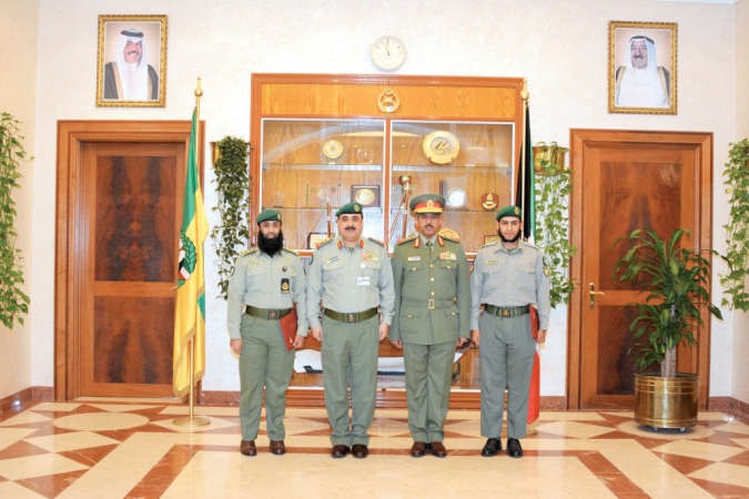 الفريق الركن مهاشم الرفاعي مع المكرمين الحاصلين على المركز الاول