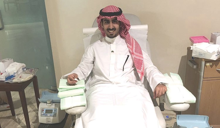 الشيخ جابر ثامر الجابر شارك في حملة معكم للتبرع بالدم 