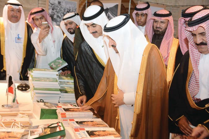 امير منطقة الرياض صاحب السمو الملكي الامير فيصل بن بندر والشيخ ثامر الجابر يطلعان على اصدارات مجلة العربي 